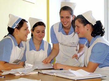 Zamestnávatelia v zdravotníctve privítali premenovanie asistentov na sestry